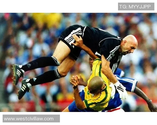 当足球巨星场上陷入无语时刻意外瞬间引发全场笑声